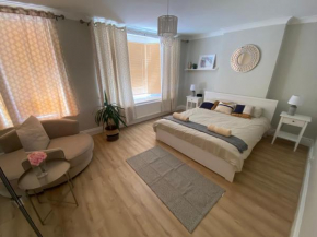 Spacious 3 bedroom house with private garden and 2 parking spaces